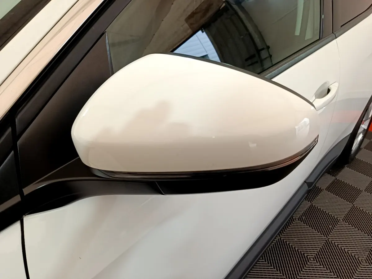 Rétroviseur droit blanc du Peugeot 3008 2020 BlueHDi, avec clignotant intégré sur carrosserie blanche.