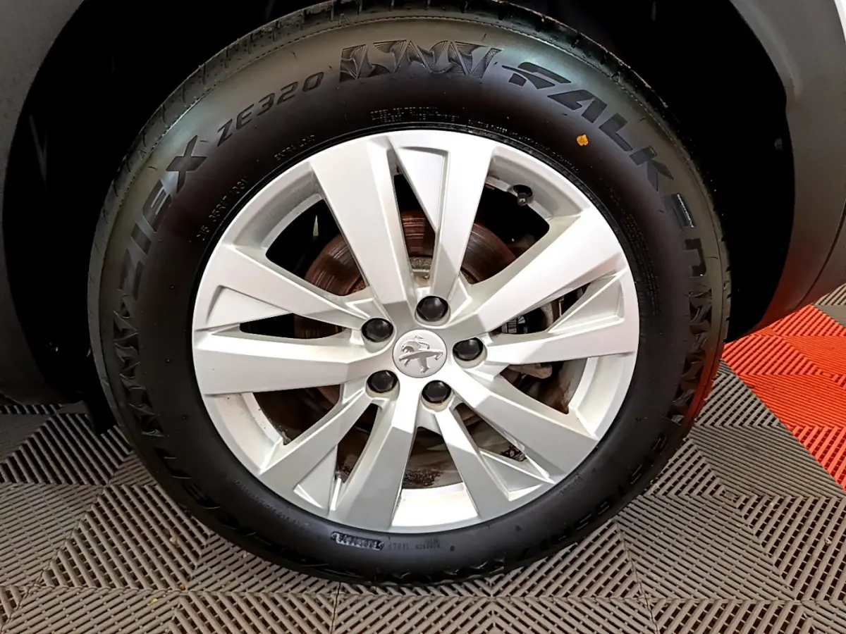 Gros plan sur la jante alliage argentée et pneu Falken du Peugeot 3008 blanc, version BlueHDi 130 de 2020.