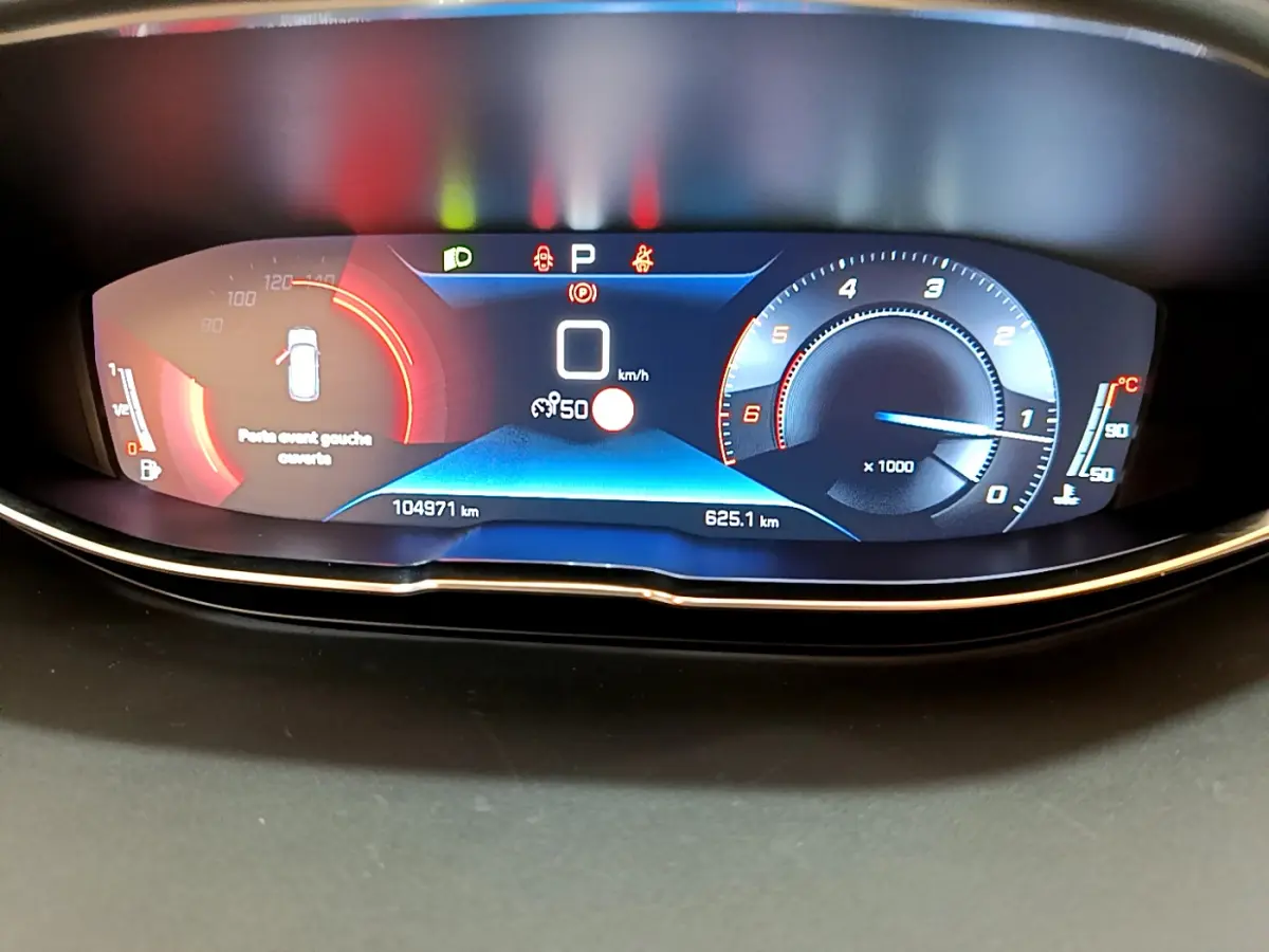 Tableau de bord numérique du Peugeot 3008 2020, affichant la vitesse, le régime moteur et une porte avant gauche ouverte.