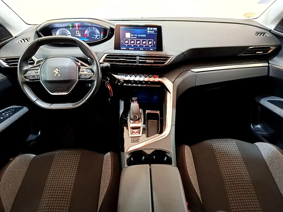 Intérieur du Peugeot 3008 2020 vue avant, tableau de bord noir avec écran tactile et volant cuir multifonctions.