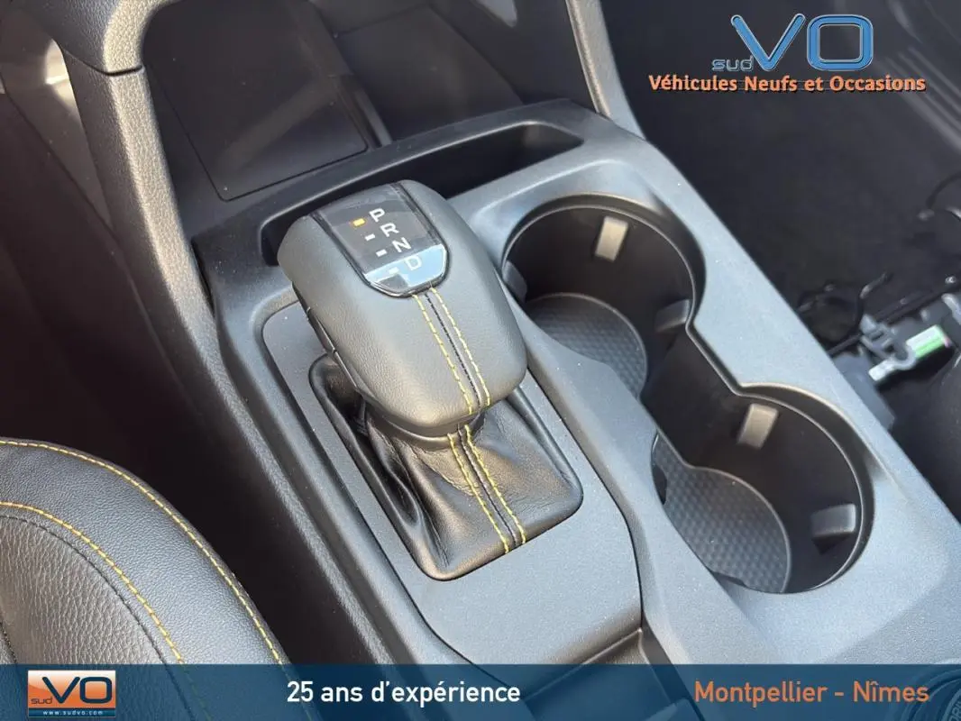 Gros plan sur le levier de vitesses automatique et les porte-gobelets du Ford Ranger noir Double Cabine 2025.
