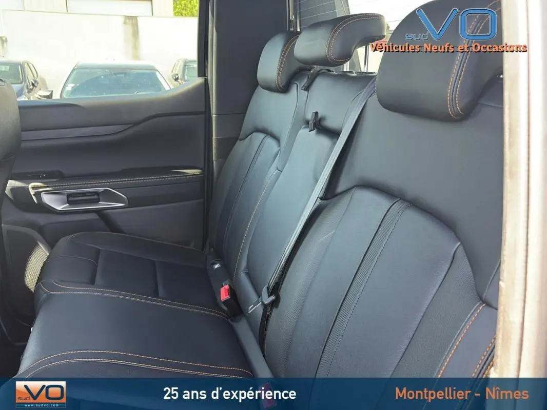 Vue intérieure du siège arrière en cuir noir avec surpiqûres orange du Ford Ranger Wildtrak 2025 double cabine.
