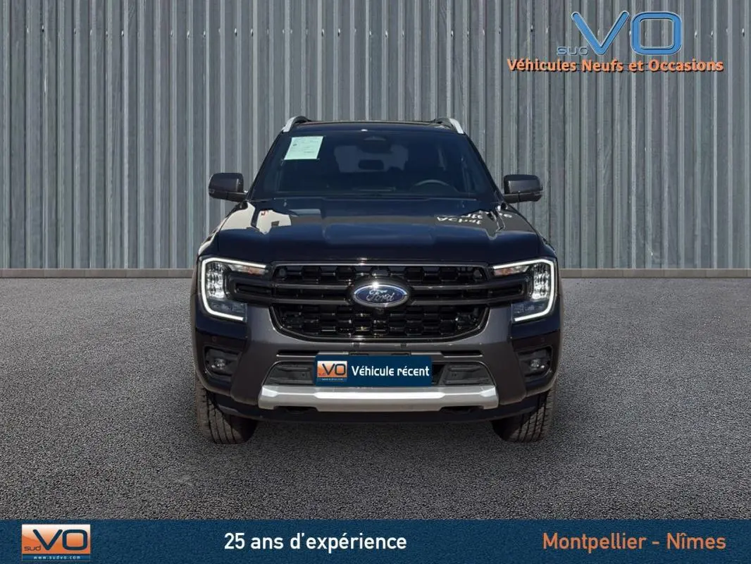 Ford Ranger Wildtrak noir vue de face avec calandre imposante et phares LED en forme de C.