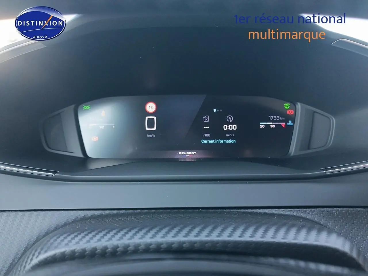 Tableau de bord numérique de Peugeot 2008 2025 affichant la vitesse et informations, vue frontale rapprochée.