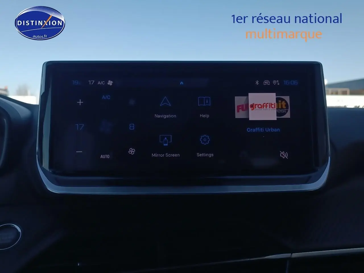 Écran tactile multifonction du tableau de bord du Peugeot 2008 gris Artense, vue de face intérieure.