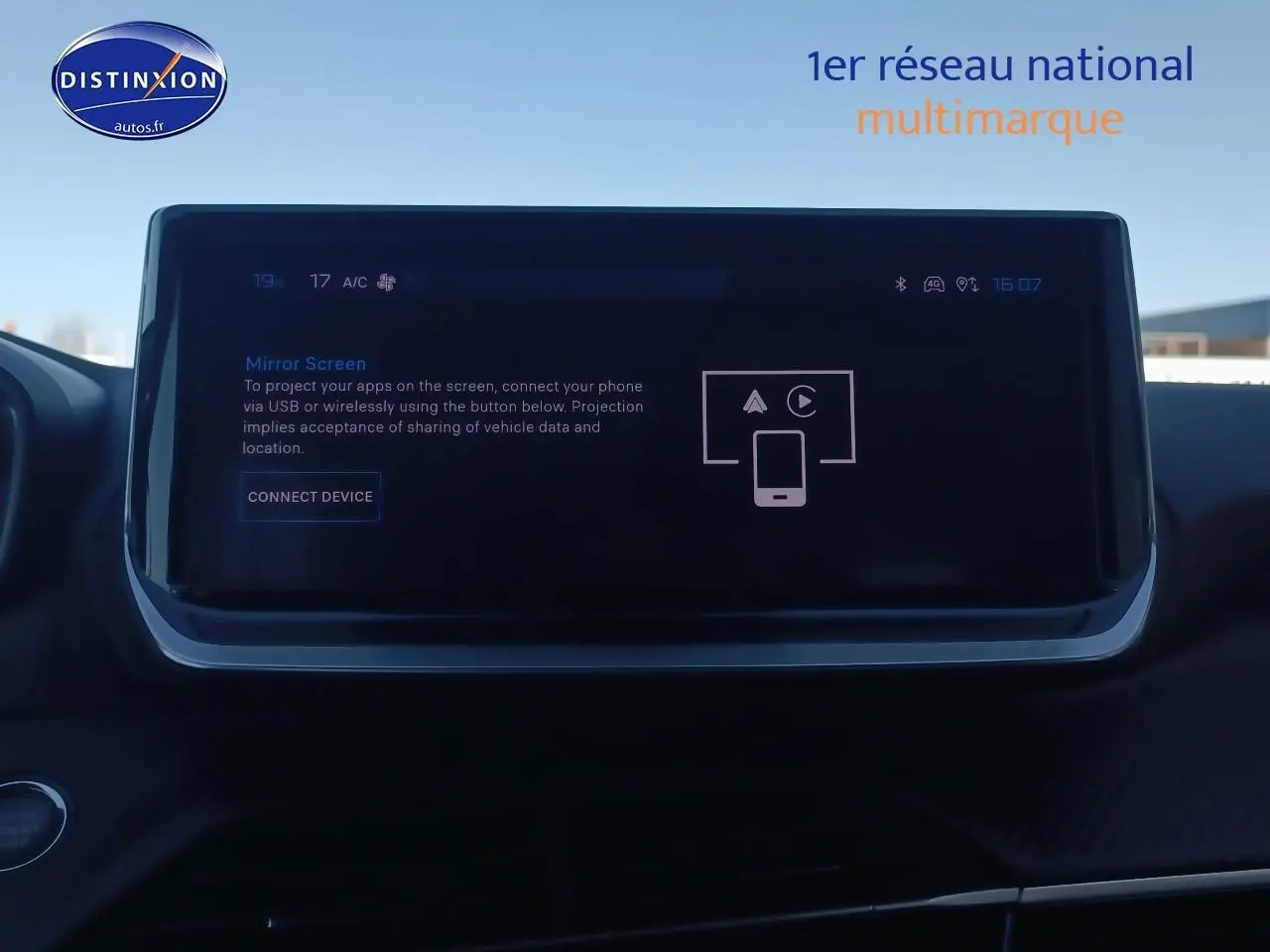 Écran tactile central du tableau de bord du Peugeot 2008 gris Artense, vue frontale rapprochée.