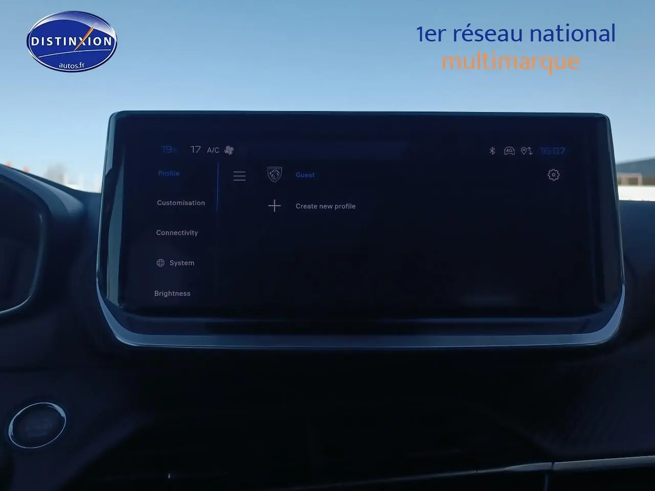 Écran tactile central allumé dans l’habitacle du Peugeot 2008 gris Artense, vue de face rapprochée.
