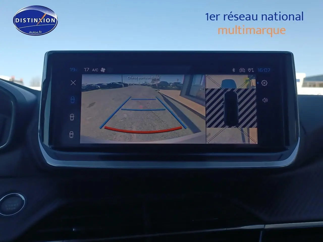 Écran tactile intérieur montrant la caméra de recul et l’aide au stationnement du Peugeot 2008 gris Artense.