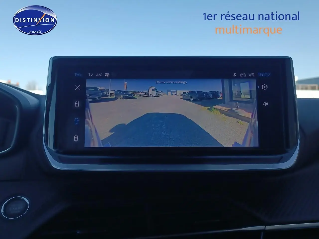 Écran tactile intérieur affichant la caméra de recul d'une Peugeot 2008 gris Artense, vue du tableau de bord.
