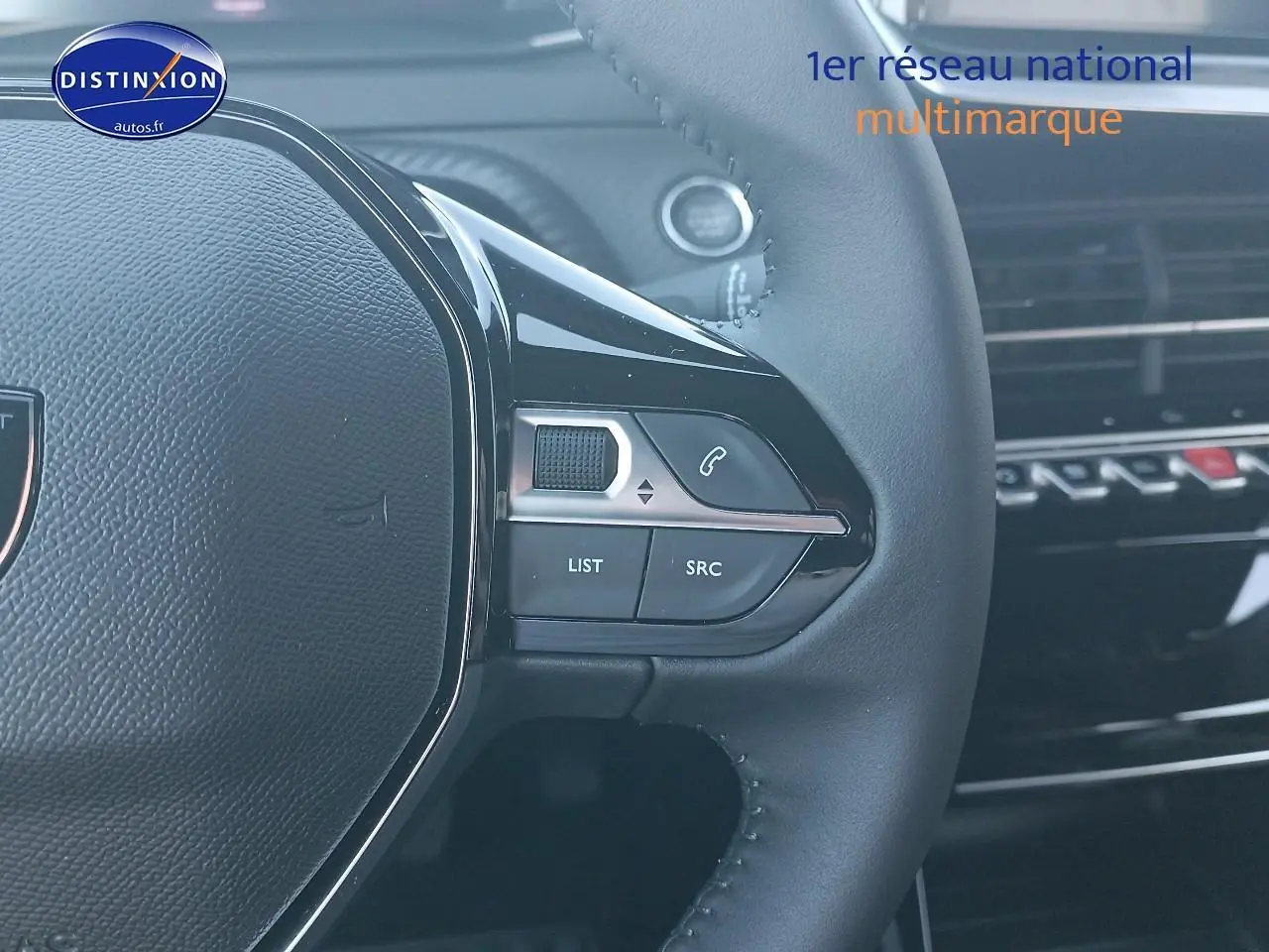 Gros plan sur la partie droite du volant noir du Peugeot 2008 2025 avec commandes audio et téléphone intégrées.