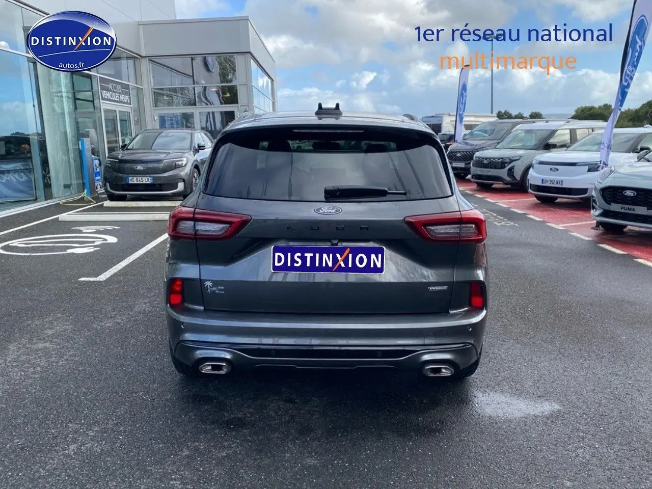 Vue arrière d'un Ford Kuga gris Magnetic Fashion Métallisée 2025 avec double sortie d'échappement et feux LED.