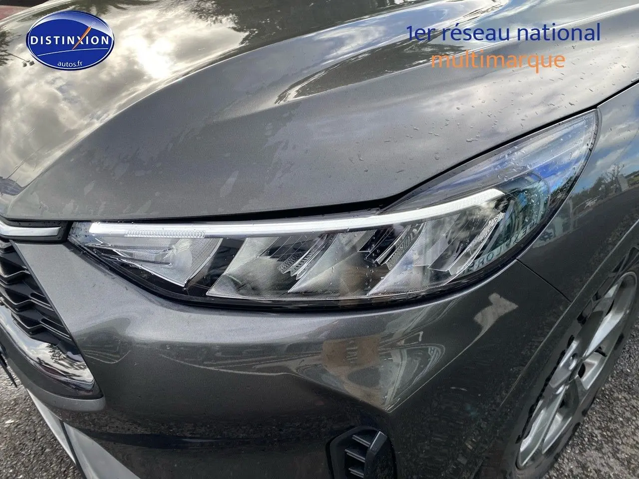 Gros plan sur l'avant droit gris métallisé du Ford Kuga 2025, mettant en valeur le phare LED et la roue galette.