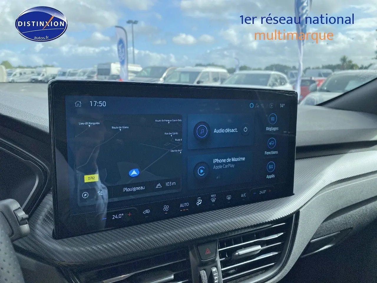 Vue intérieure du tableau de bord du Ford Kuga 2025, écran tactile multifonction avec navigation et commandes digitales.