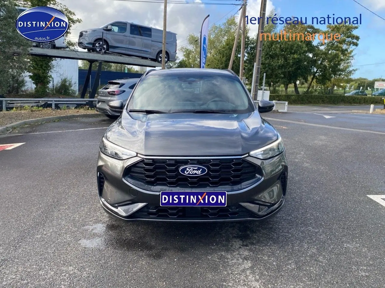 Vue frontale du Ford Kuga gris Magnetic Fashion Métallisée, mettant en valeur sa calandre hexagonale et ses phares LED.