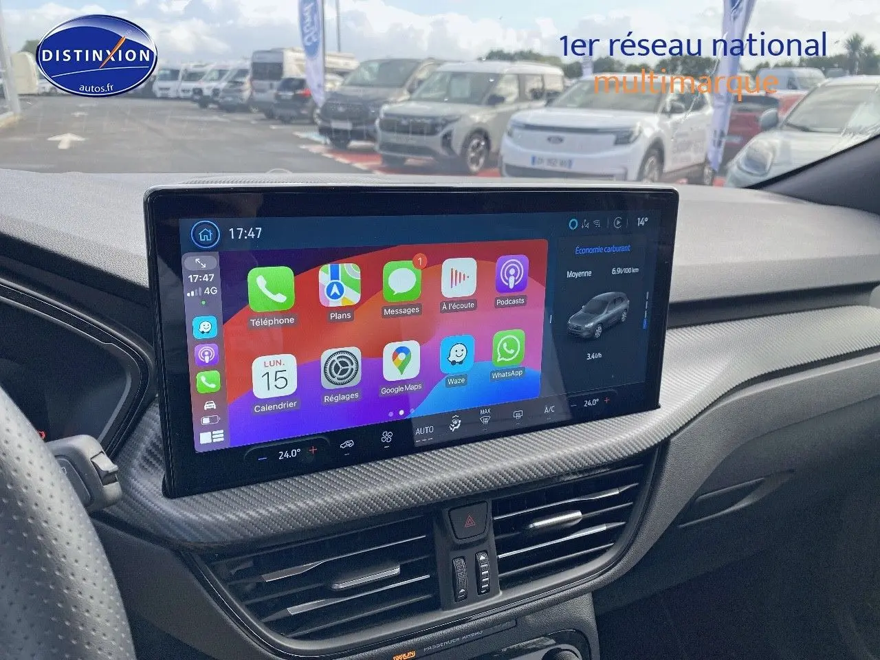 Vue intérieure du tableau de bord du Ford Kuga 2025 avec écran tactile central affichant des applications colorées.