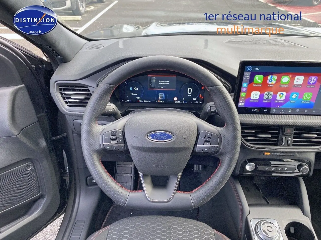 Vue intérieure centrée sur le volant Ford Kuga 2025 avec tableau de bord numérique et écran tactile couleur.