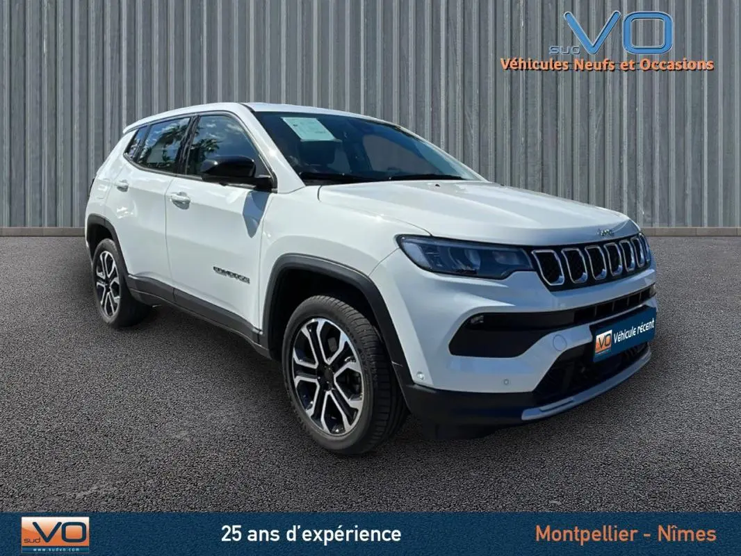 Jeep Compass blanc en 3/4 avant droit, avec jantes alliage 18 pouces et détails noirs contrastants.