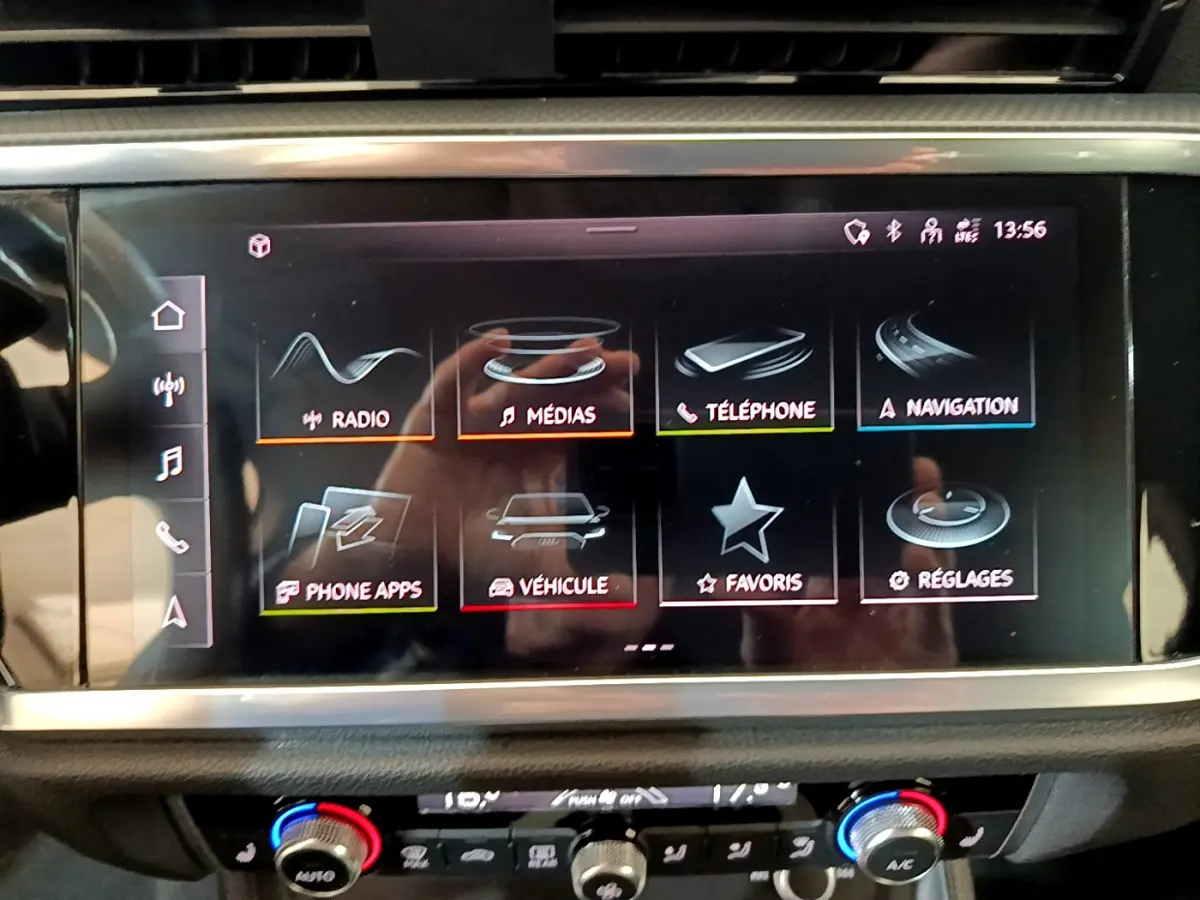 Écran tactile central de l'Audi Q3 Sportback noir 2021 affichant le menu multimédia et navigation.