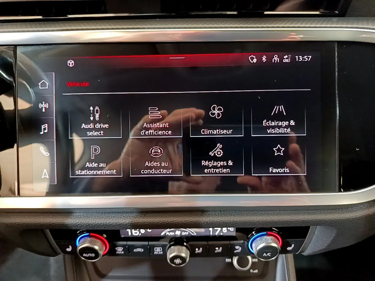Écran tactile central de l'Audi Q3 Sportback 2021 affichant les options de conduite et climatisation, vue frontale rapprochée.