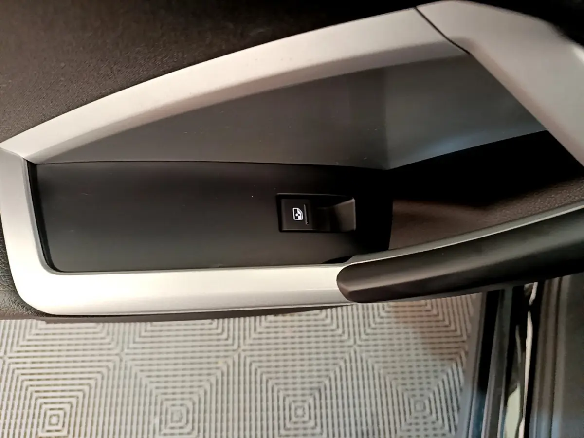 Gros plan sur la commande de verrouillage de porte côté conducteur de l'Audi Q3 Sportback noir 2021.