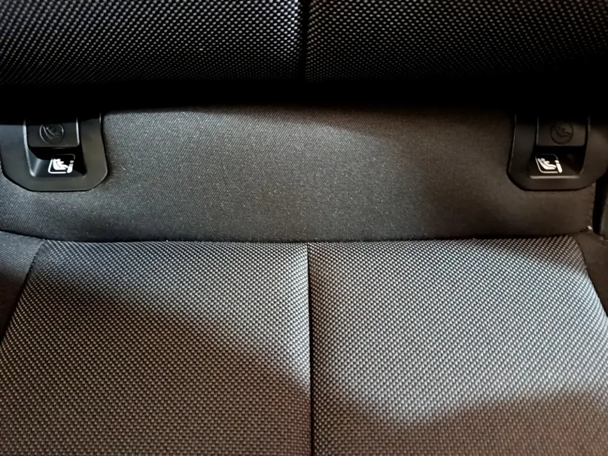 Gros plan sur la banquette arrière en tissu gris foncé de l'Audi Q3 Sportback 35 TFSI 2021 avec fixations Isofix visibles.