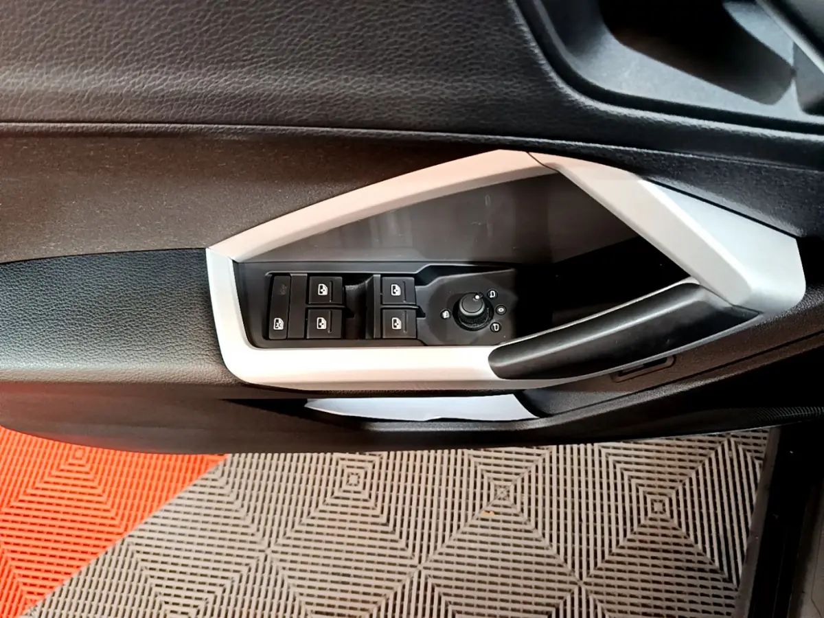 Panneau de commandes des vitres et rétroviseurs côté conducteur de l'Audi Q3 Sportback noir, intérieur moderne.