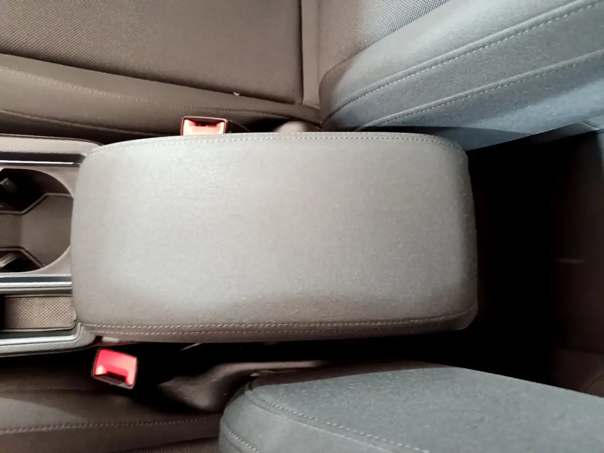 Vue plongeante sur l'accoudoir central gris entre les sièges avant de l'Audi Q3 Sportback 35 TFSI 2021.