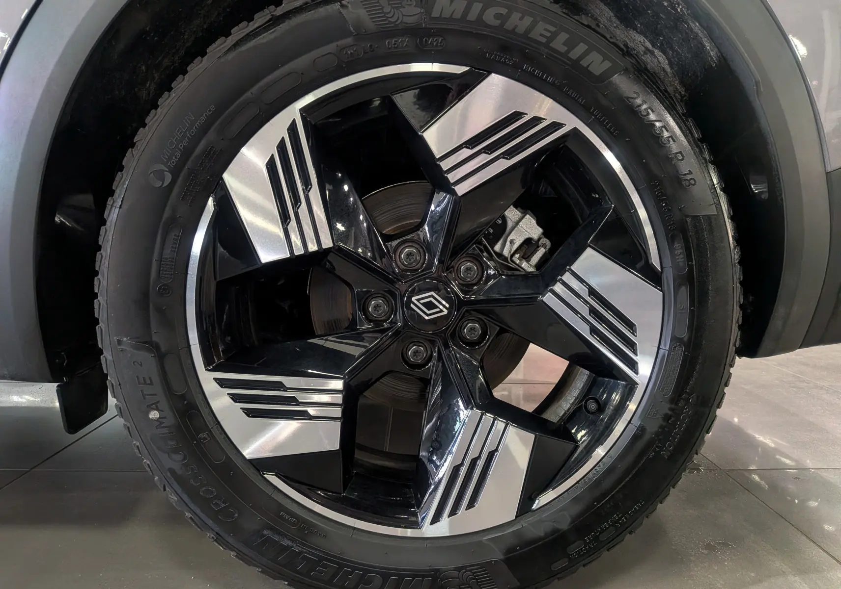 Gros plan sur la jante noire et argentée du Renault SYMBIOZ 2025, soulignant le logo central distinctif.