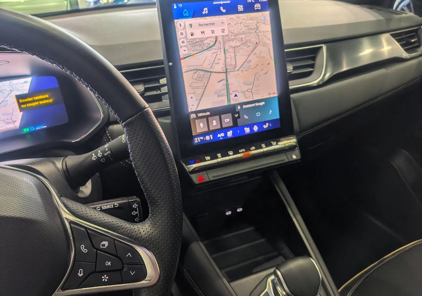 Vue intérieure du tableau de bord du Renault Symbioz 2025 avec écran tactile central et volant en cuir noir.