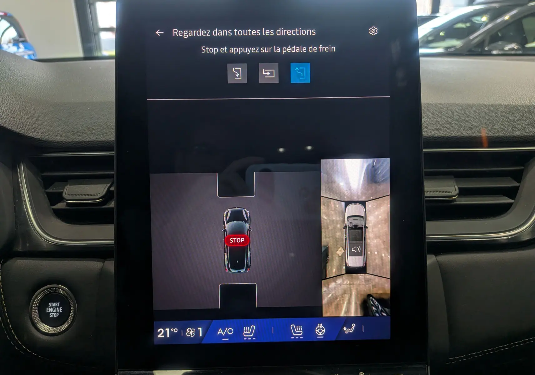 Écran central tactile du Renault Symbioz 2025 affichant la caméra 360° et les consignes de freinage, intérieur noir.
