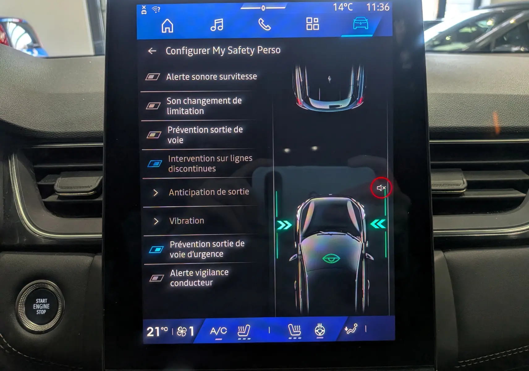 Écran tactile central du Renault Symbioz 2025 affichant les options de sécurité et l’interface de conduite.