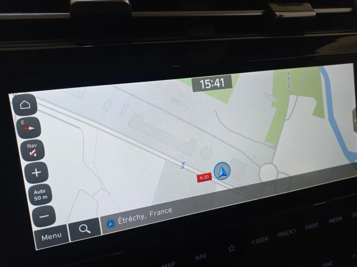 Écran tactile central du Hyundai Tucson 2023 affichant la navigation GPS sur fond clair, vue rapprochée intérieure.