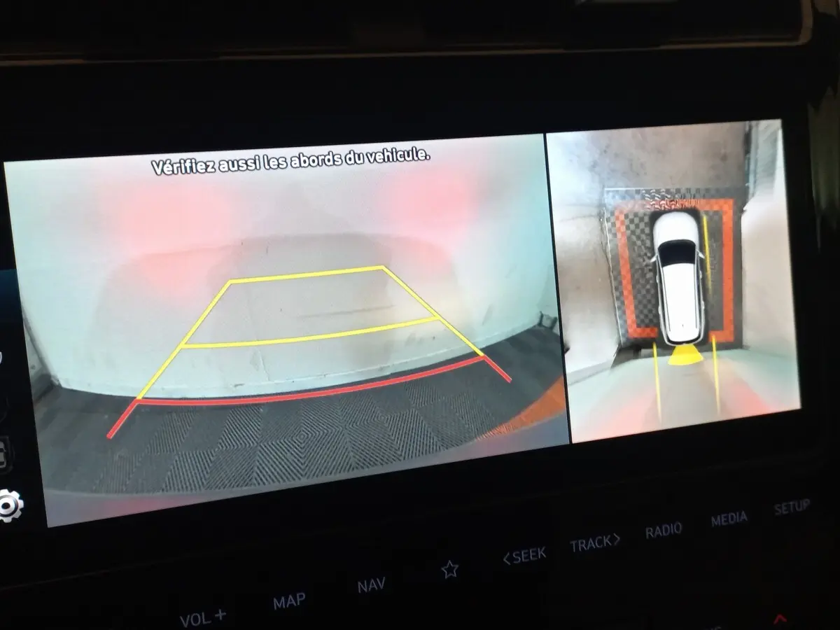 Affichage caméra 360° Hyundai Tucson gris foncé, vue arrière et vue aérienne pour aide au stationnement.