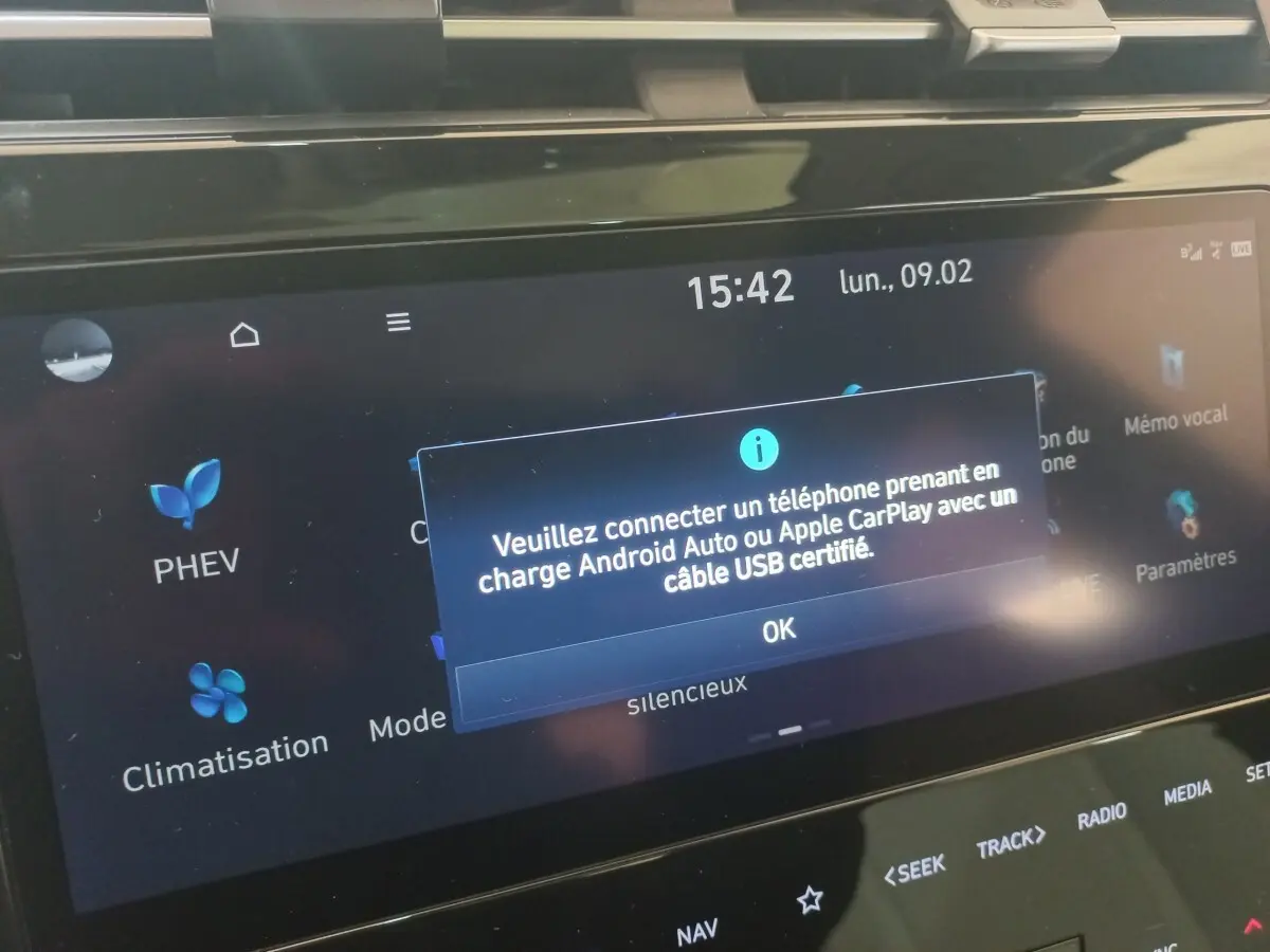 Écran tactile central du Hyundai Tucson gris foncé, affichant un message de connexion Android Auto/Apple CarPlay.