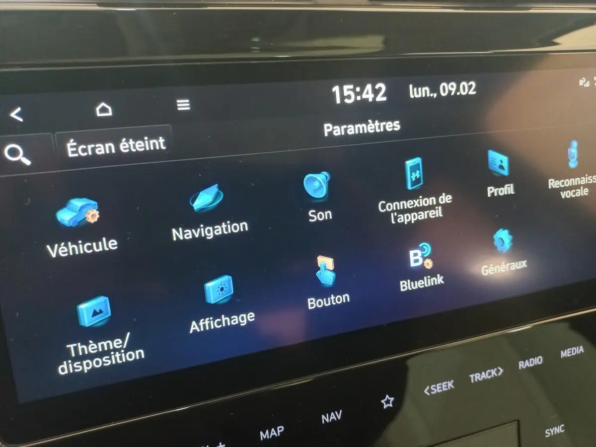 Écran tactile central du tableau de bord du Hyundai Tucson gris foncé, affichant le menu des paramètres.