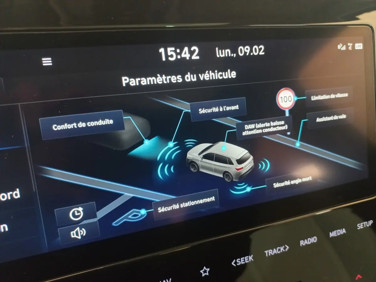 Écran tactile intérieur montrant les paramètres de sécurité du véhicule Hyundai Tucson hybride rechargeable 2023.