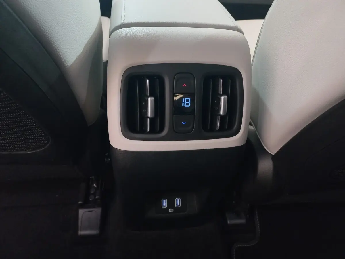 Vue rapprochée des commandes de climatisation arrière et ports USB du Hyundai Tucson gris foncé 2023.