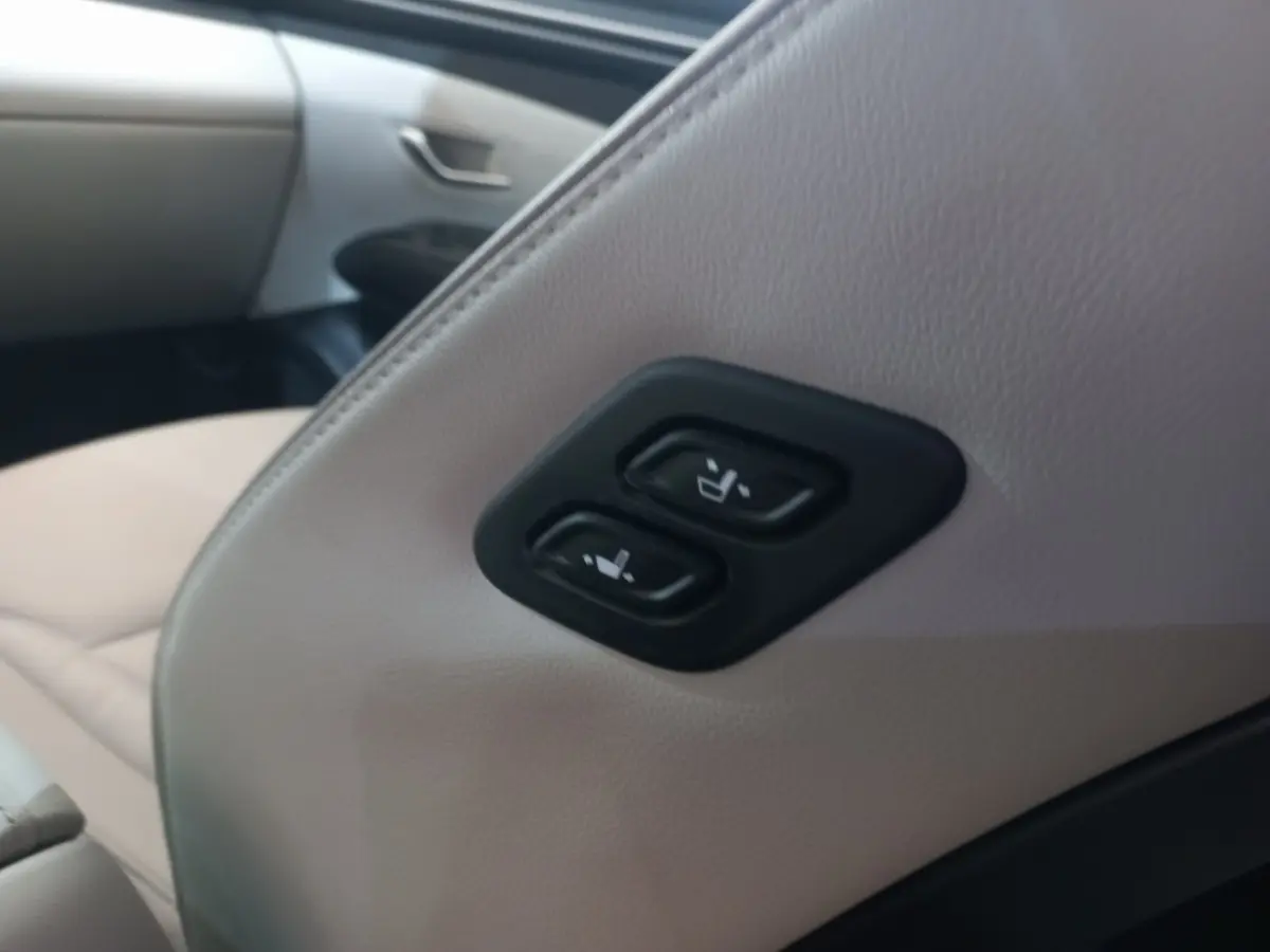 Détail des commandes de réglage électrique des sièges en cuir beige à l'intérieur du Hyundai Tucson 2023.