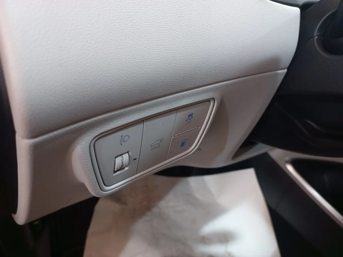 Gros plan sur les commandes grises côté gauche du tableau de bord du Hyundai Tucson 2023 hybride rechargeable.