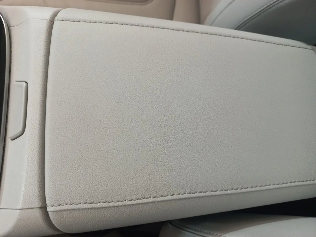 Gros plan sur l'accoudoir central en cuir beige clair de l'intérieur du Hyundai Tucson 2023.