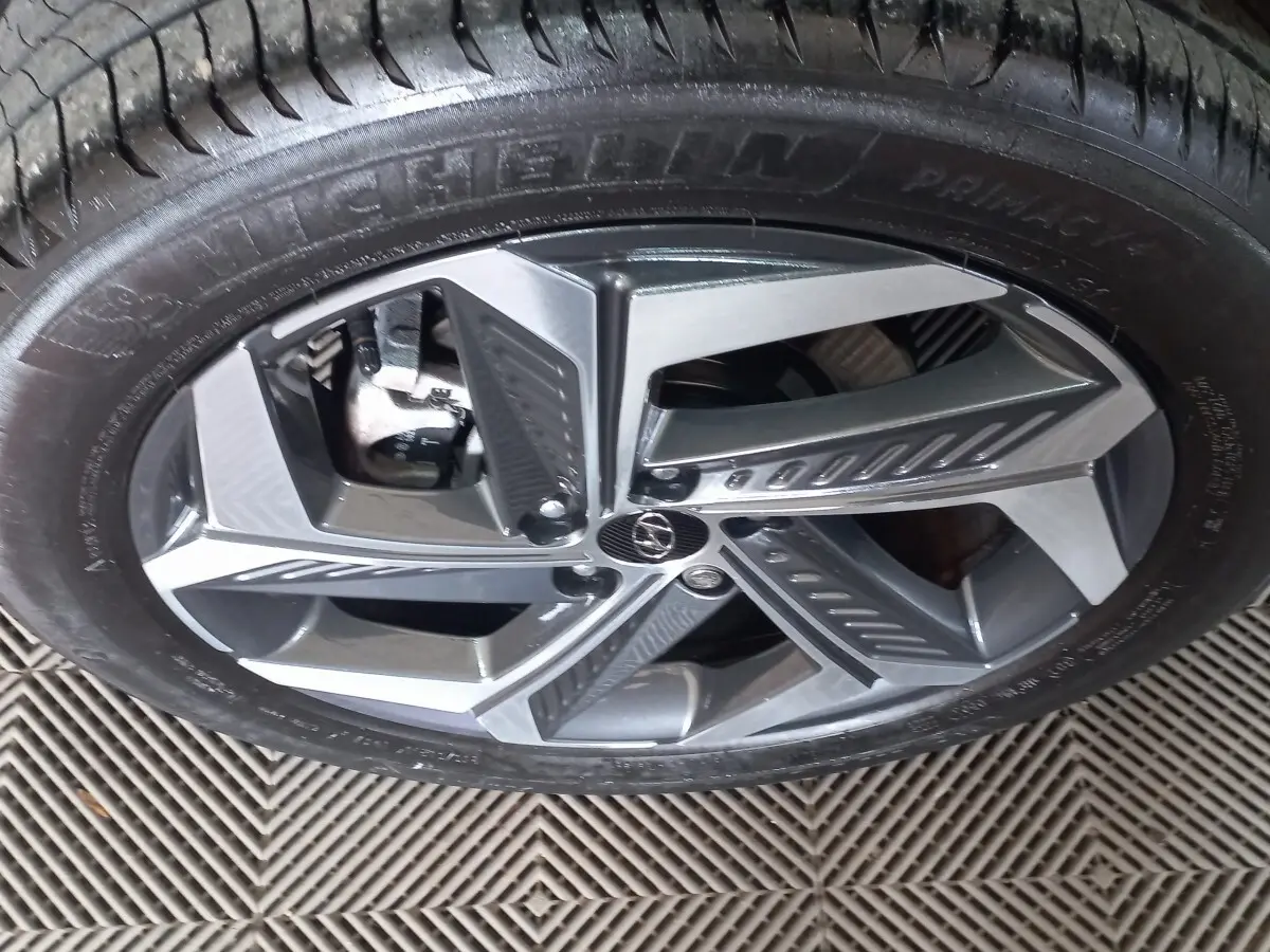 Gros plan sur la jante alliage gris et noir du Hyundai Tucson 2023, avec logo Hyundai au centre.