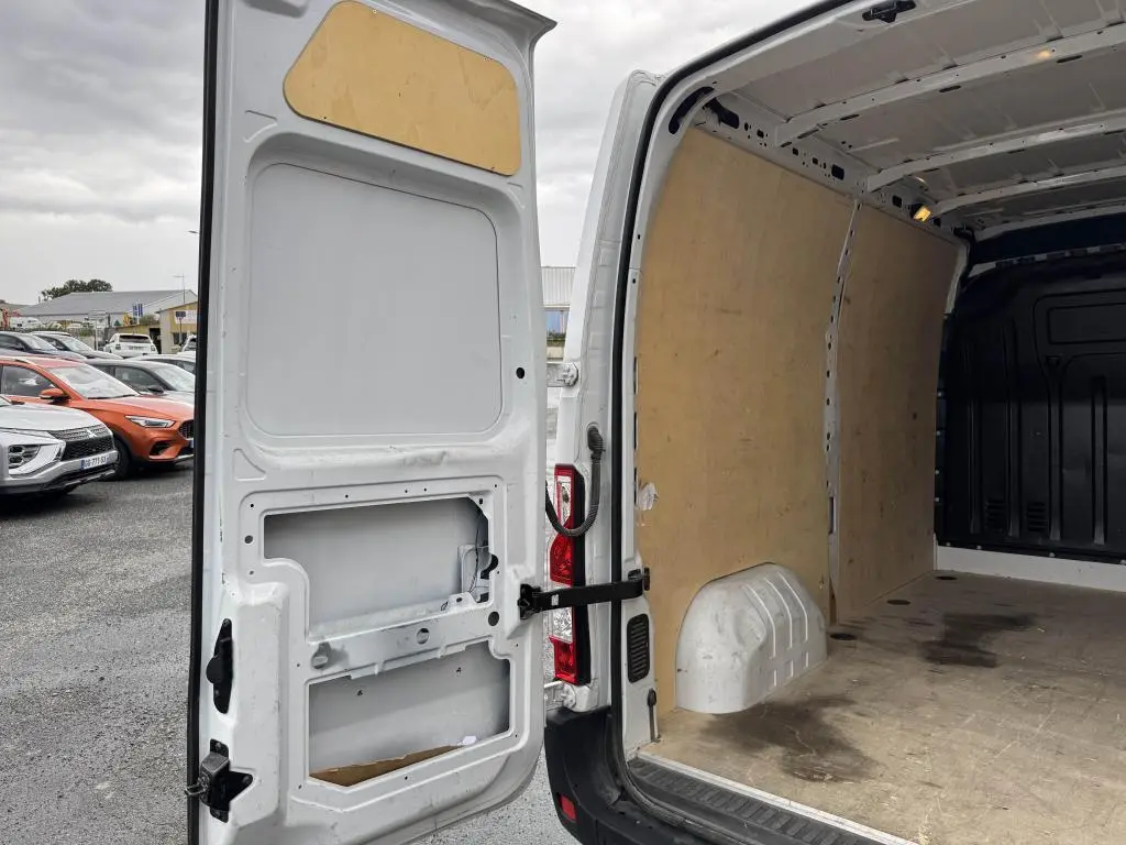 Vue arrière ouverte du Renault Master blanc 2022, mettant en valeur l'intérieur tôlé et le plancher usé de la zone de chargement.