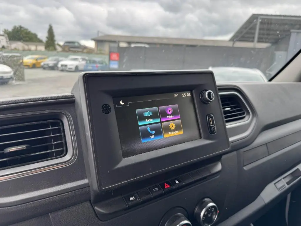 Tablette tactile centrale du tableau de bord du Renault Master Grand Confort 2022, vue intérieure côté passager.