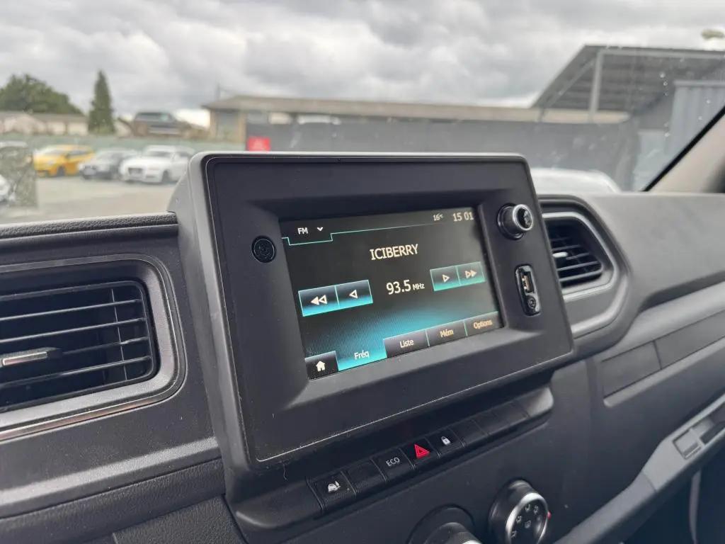 Écran tactile central du tableau de bord du Renault Master 2022 affichant la radio FM sur fond gris intérieur.