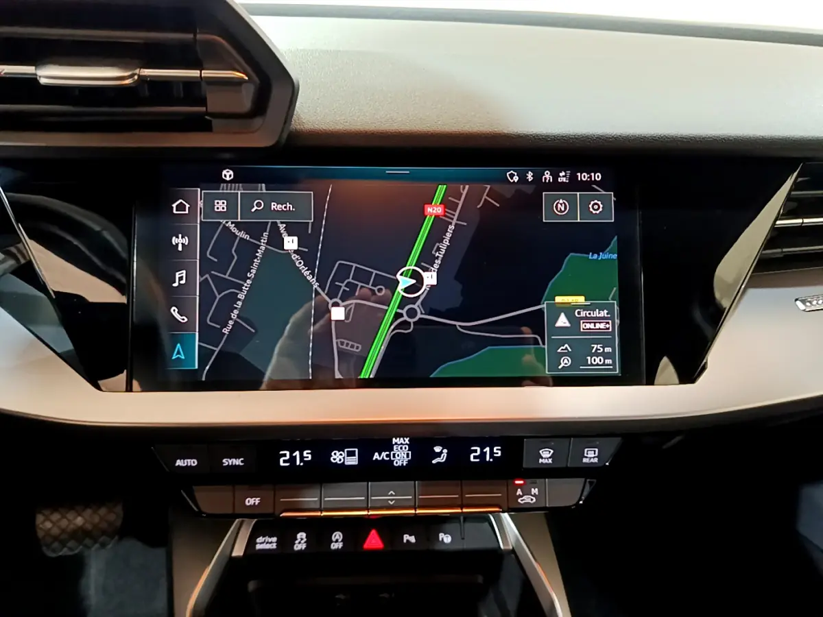 Écran tactile central affichant la navigation dans l'Audi A3 35 TFSI 150 MHEV Business Line 2023.