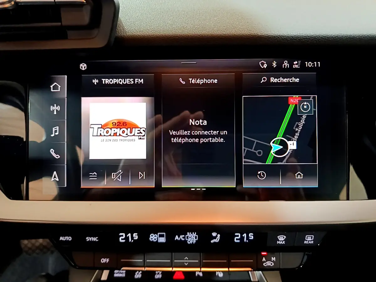 Écran tactile central de l'Audi A3 35 TFSI Business Line 2023 affichant radio, téléphone et navigation.