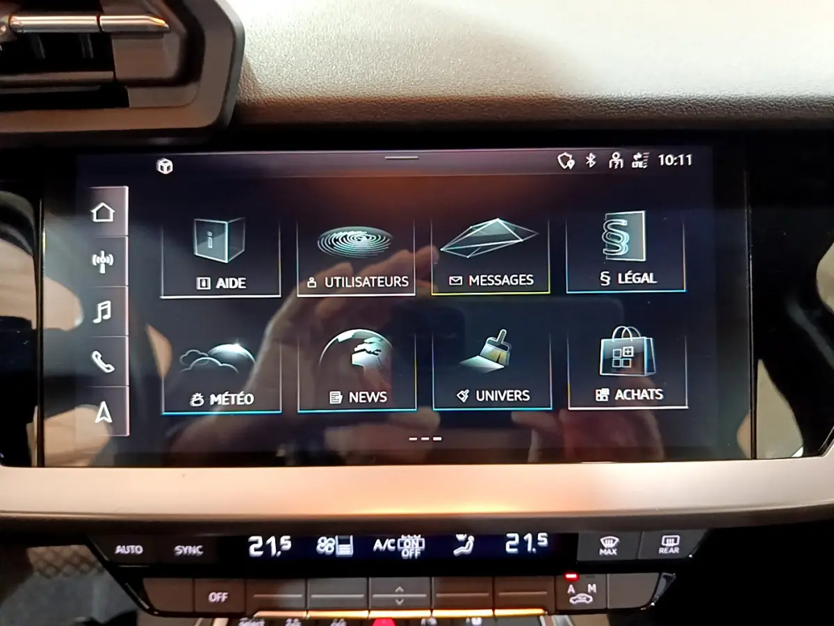 Écran tactile central de l'Audi A3 35 TFSI Business Line 2023 affichant le menu principal en intérieur.