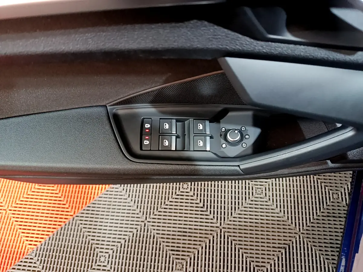 Commande des vitres et rétroviseurs côté conducteur de l'Audi A3 35 TFSI bleu, vue rapprochée intérieure.