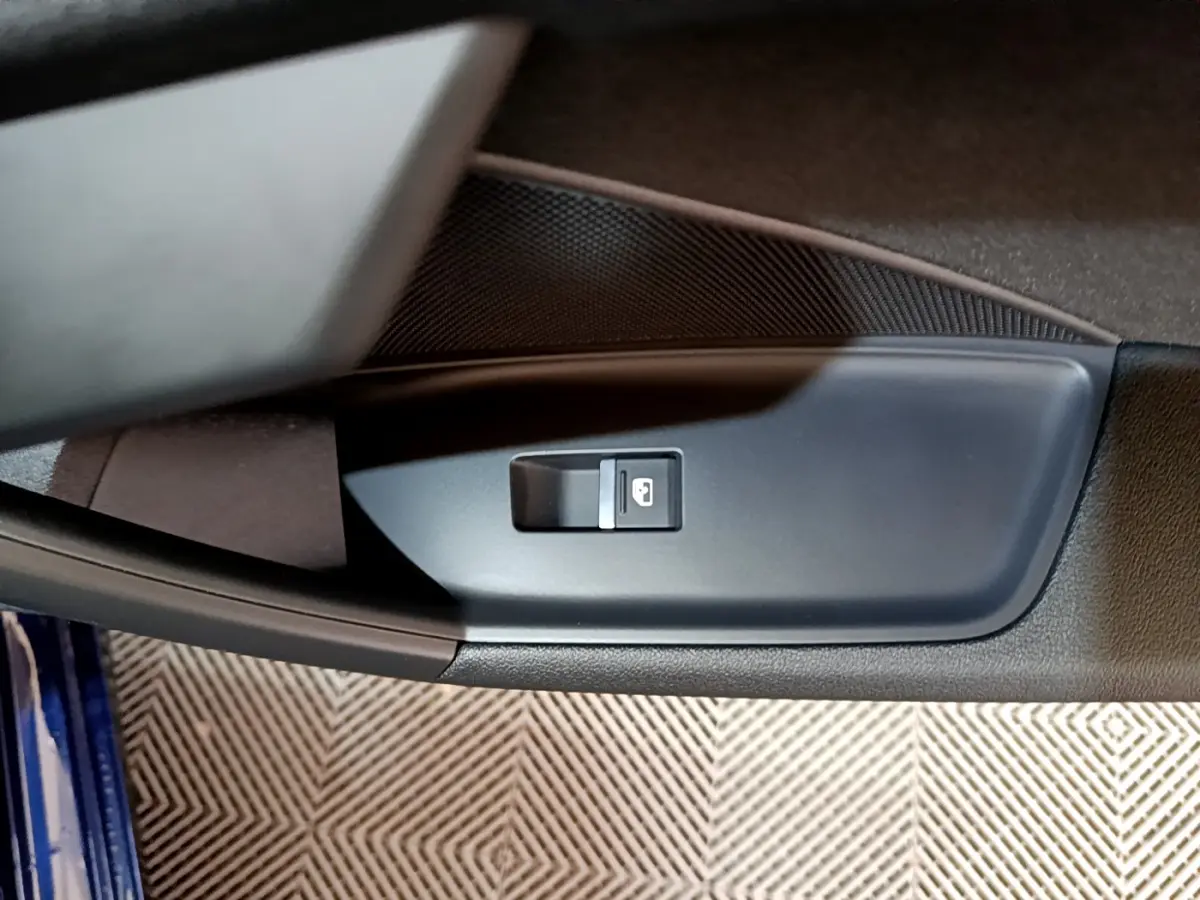 Bouton de verrouillage de porte sur la garniture intérieure côté gauche d'une Audi A3 bleu 35 TFSI 2023.