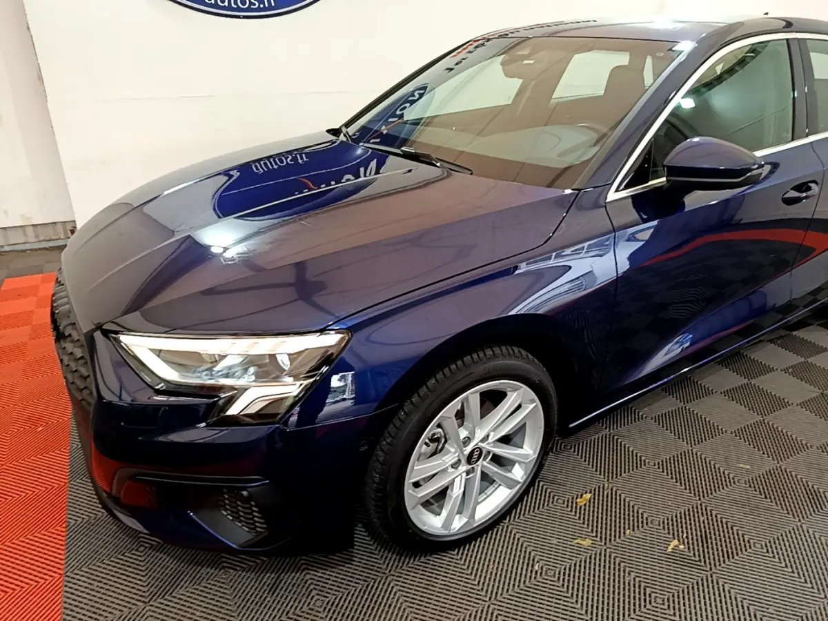 Audi A3 35 TFSI bleu vue 3/4 avant droit, avec phares LED et jantes alliage argentées visibles.